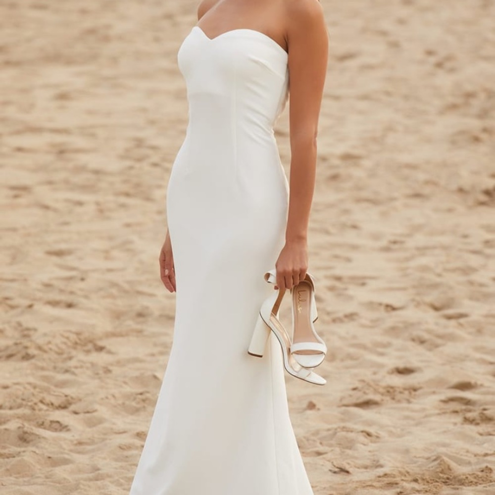 Lulu’s white strapless Dress